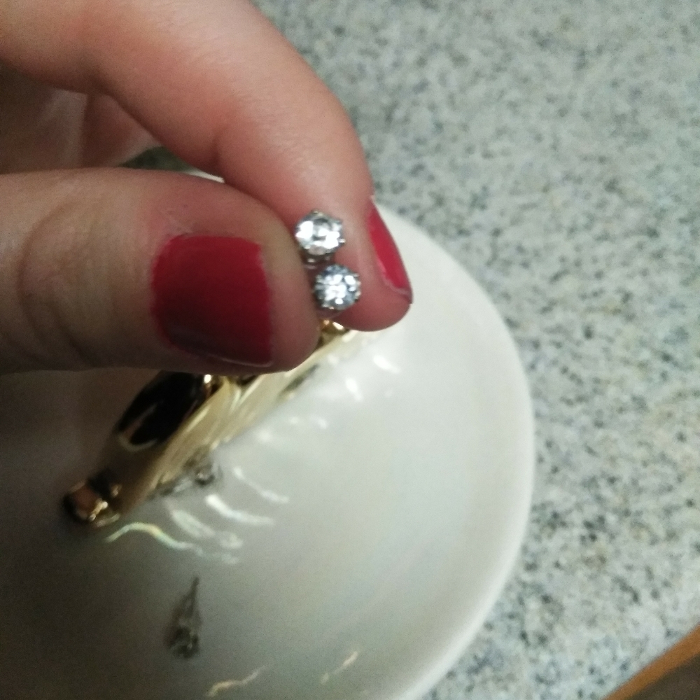 2 pairs of small fashion studs - Picture 4 of 4